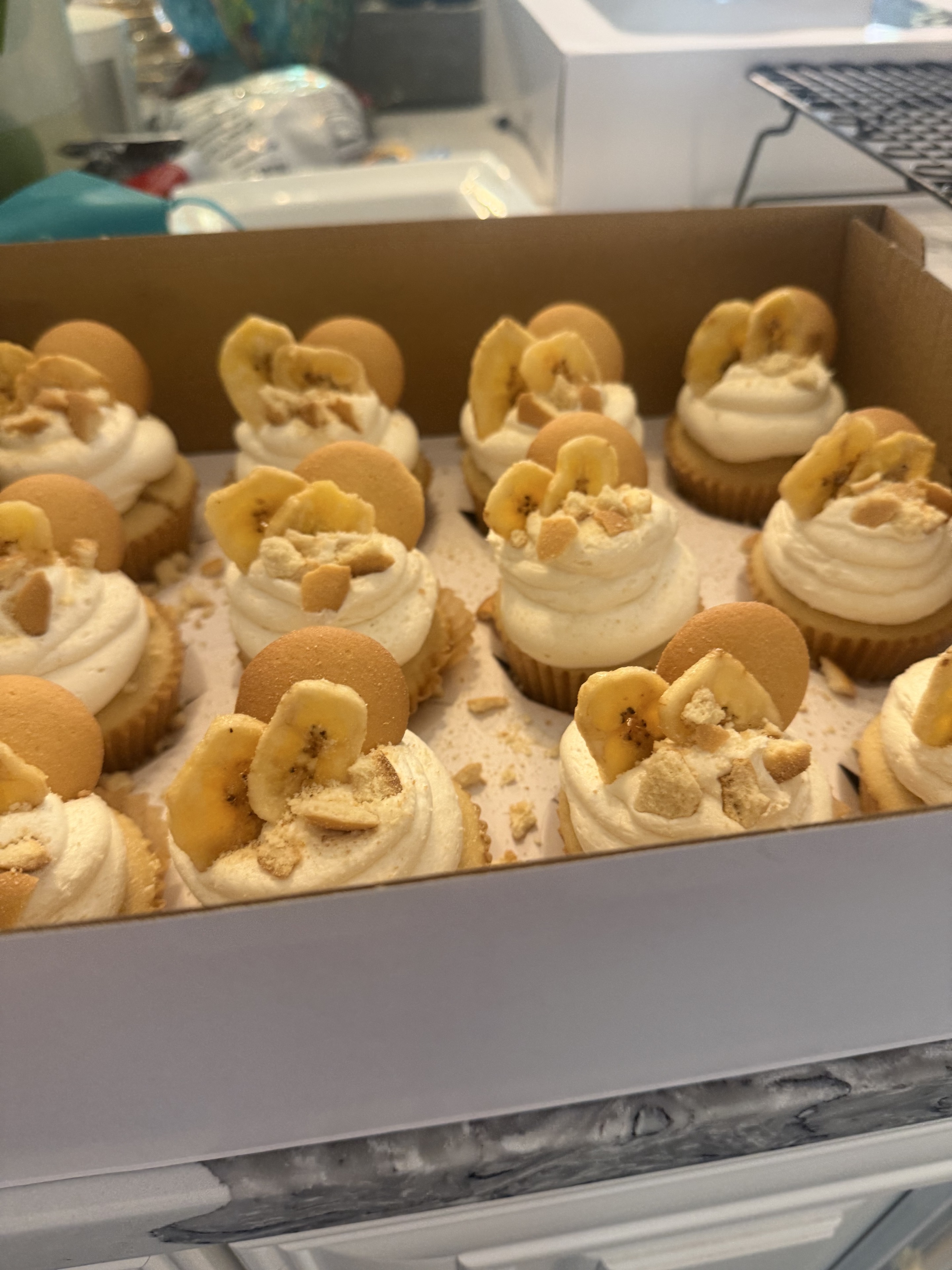 Banana pudding cupcakes in a bakery box